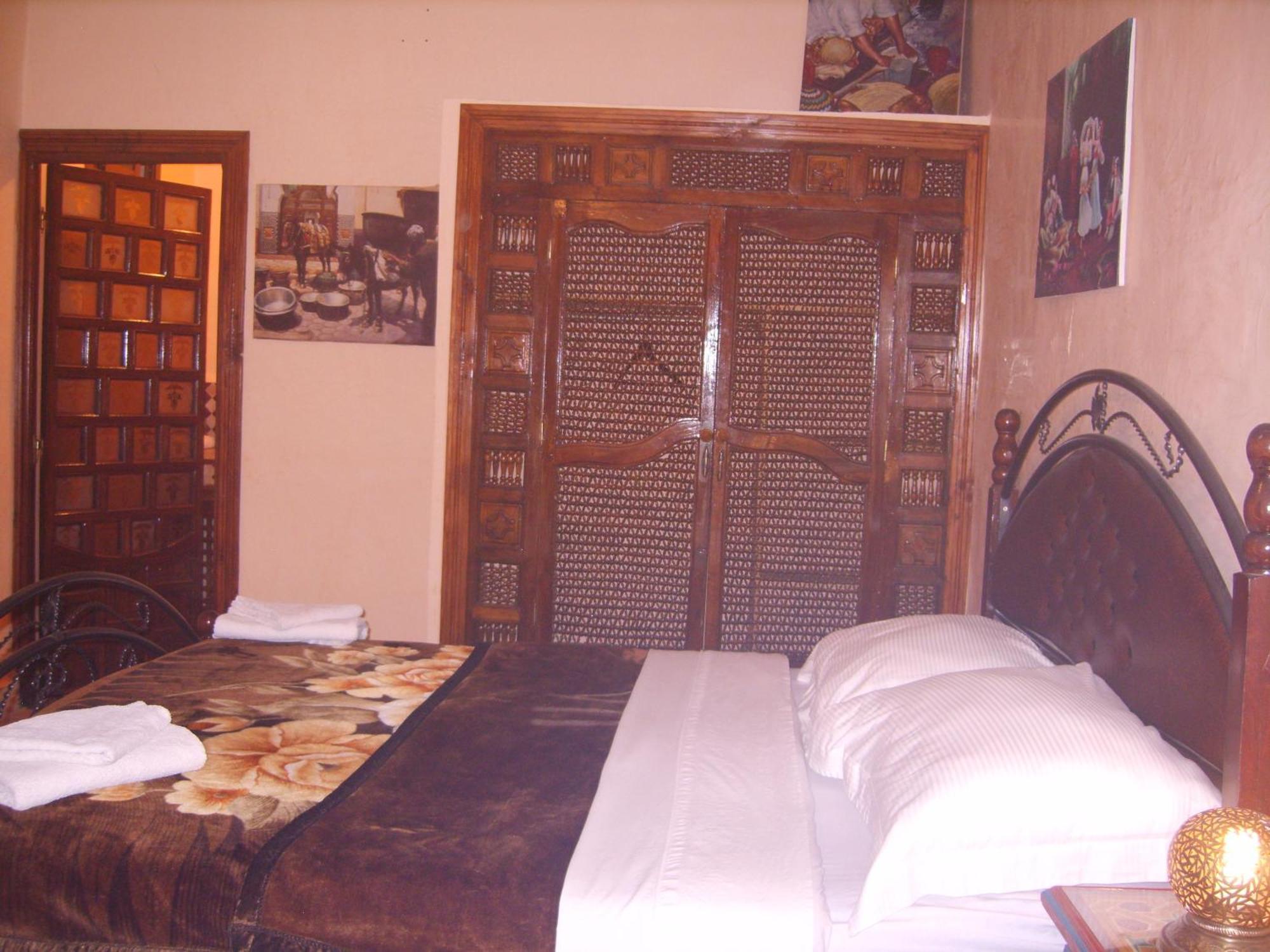 Riad Les Chrifis Navette Aeroport 24 Sur 24 Fez Ruang foto