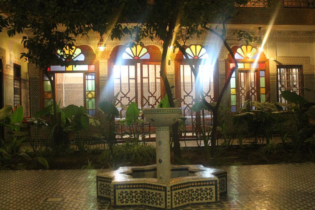 Riad Les Chrifis Navette Aeroport 24 Sur 24 Fez Bagian luar foto